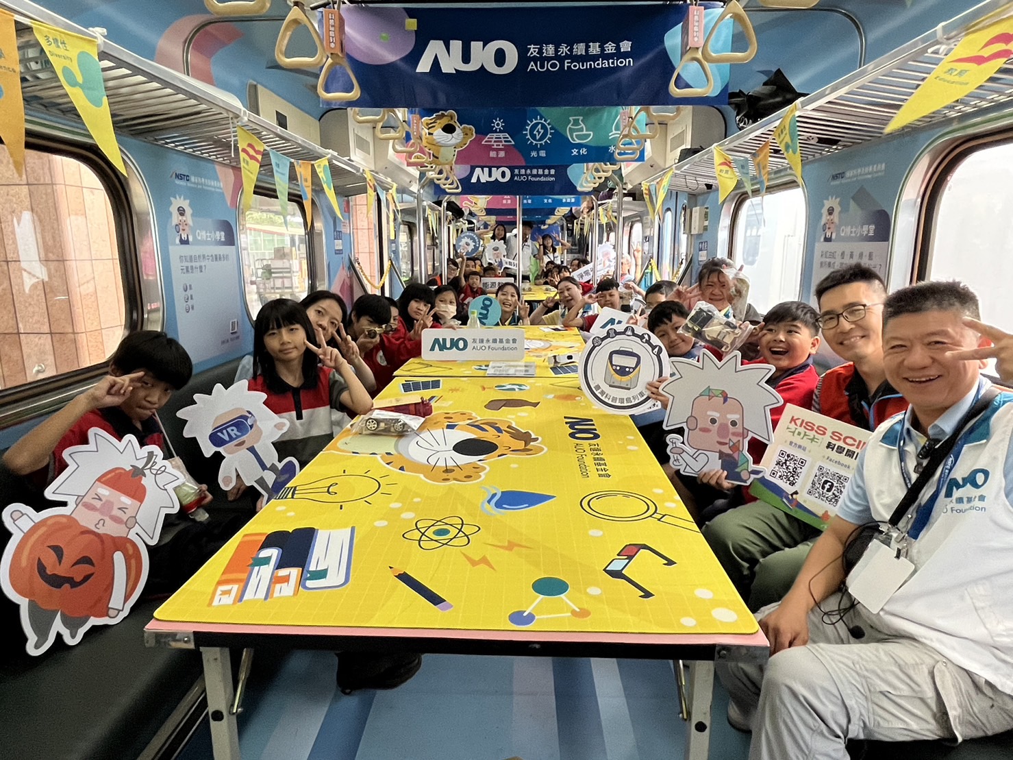 友達永續基金會參與「臺灣科普環島列車」，設計基礎科學車廂課程，以「淨零碳排和永續能源」為主題，讓學生透過創意實驗認識淨零知識，以及思考生活中的減碳行為