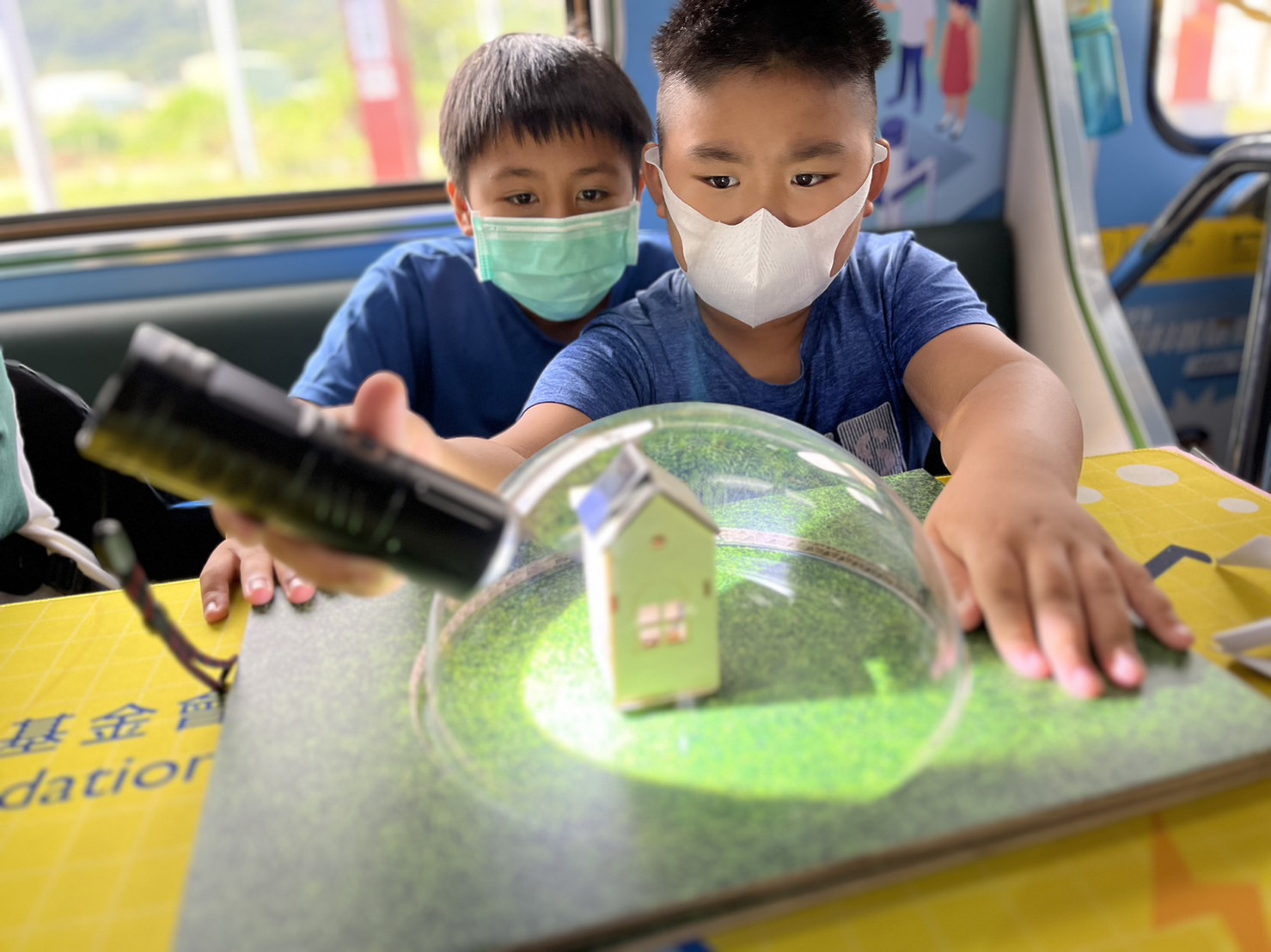 友達參與基礎科學主題車廂，以STEAM教學精神，設計「逐日科學家」、「太陽能工程師」以及「淨零建築師」三大能源科普課程和實驗