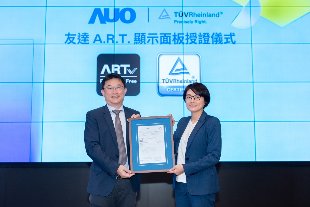 开云电竞A.R.T.显示技术获得全球首张德国莱因TUV无反射认证，由开云电竞光电显示策略事业群资深副总经理陈建斌代表受证(图左)