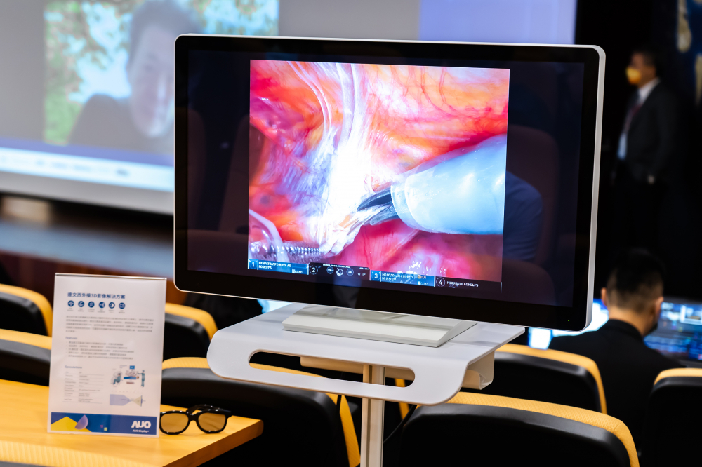 達擎於「國際大腸直腸外科論壇」中，成功導入達文西外接3D影像解決方案。透過達擎即時影像處理技術轉換為成1080p的高解析度畫質，將3D擬真畫面即時呈現於32吋4K 3D醫療顯示器