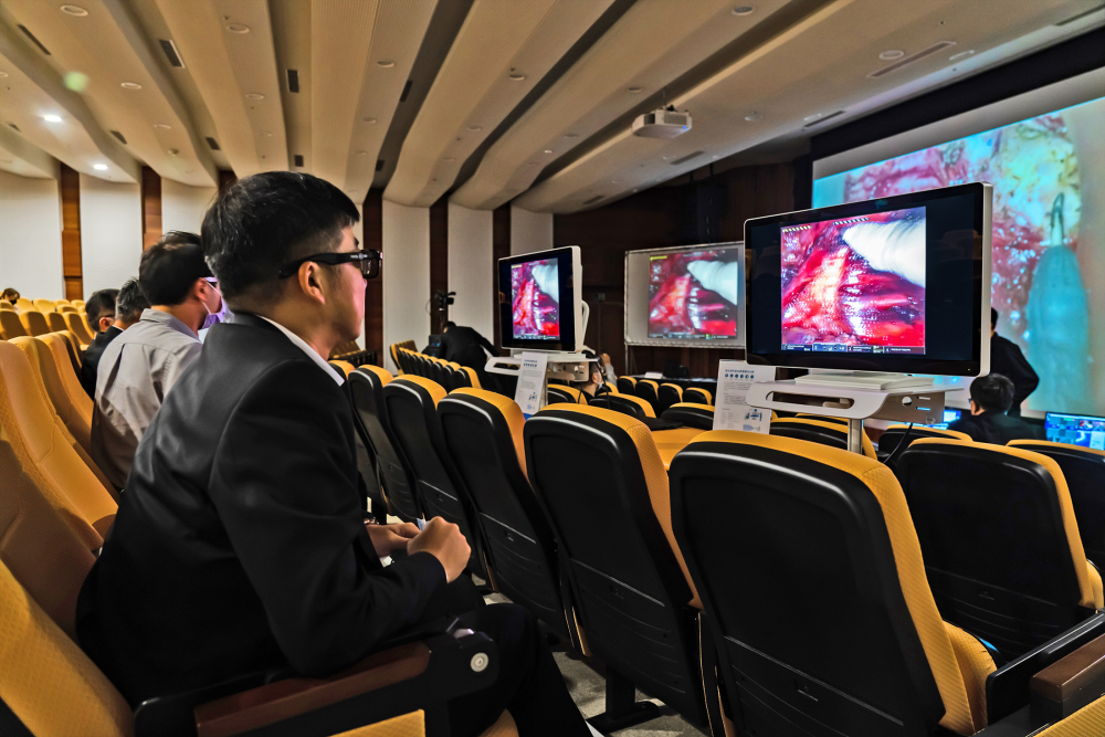 達擎之「達文西外接3D影像解決方案」，將達文西手術機器手臂的3D影像即時連線轉播，在會議室觀摩的醫師們只要戴上偏光眼鏡，就能與執刀醫師看到同步的3D立體影像，如臨操作台現場，縮短達文西手術的學習曲線