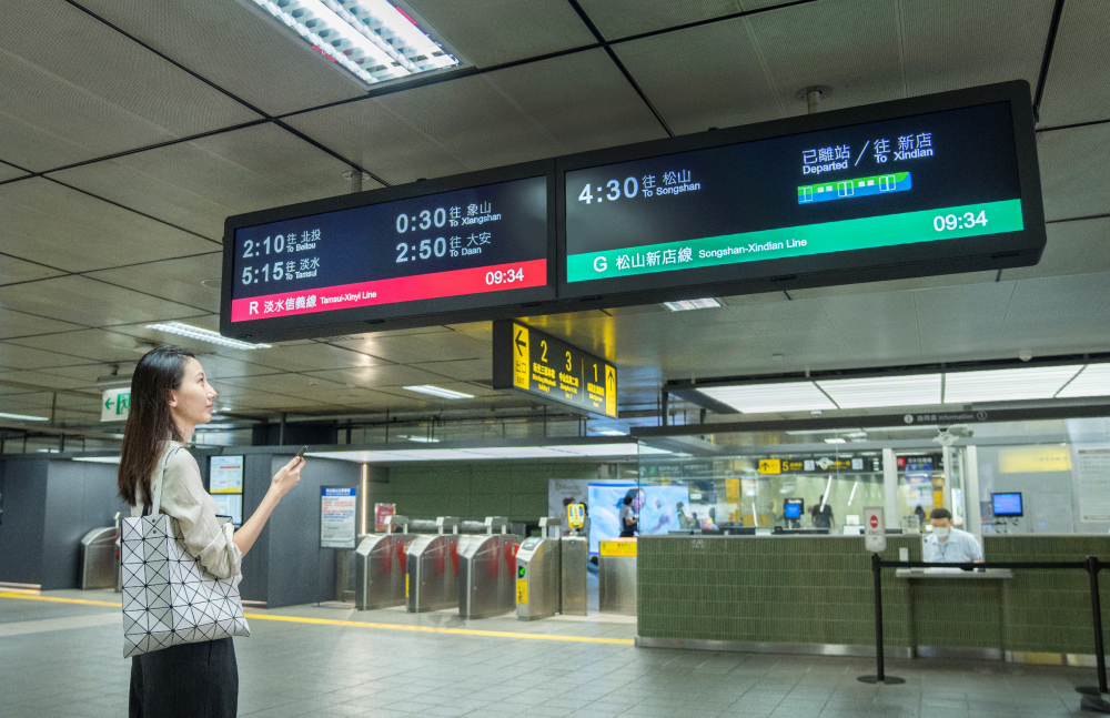達擎TARTAN顯示器的特殊長條型比例非常適合空間與高度有限的大眾運輸場域應用，具備工業等級高品質、高亮度、高解析與高色彩飽和度等優勢，打造都會智能車站新風貌。