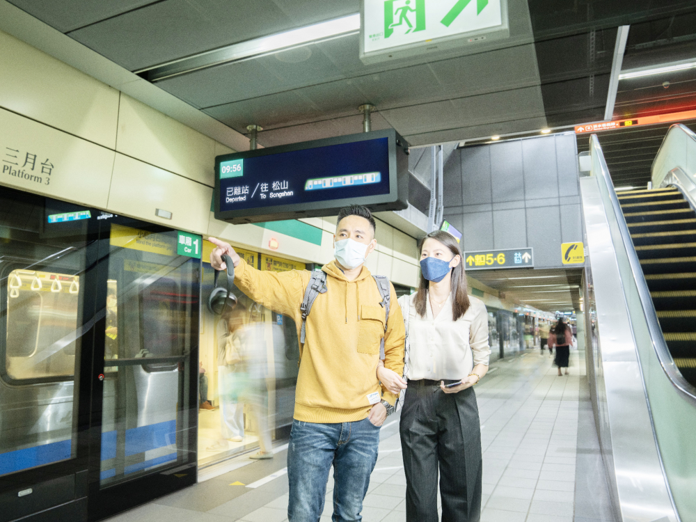 友達旗下達擎之客製化TARTAN顯示器，於台北捷運中山站亮相。以獨特長條型比例與高畫質特色，為台北捷運站帶來嶄新的都會車站風貌