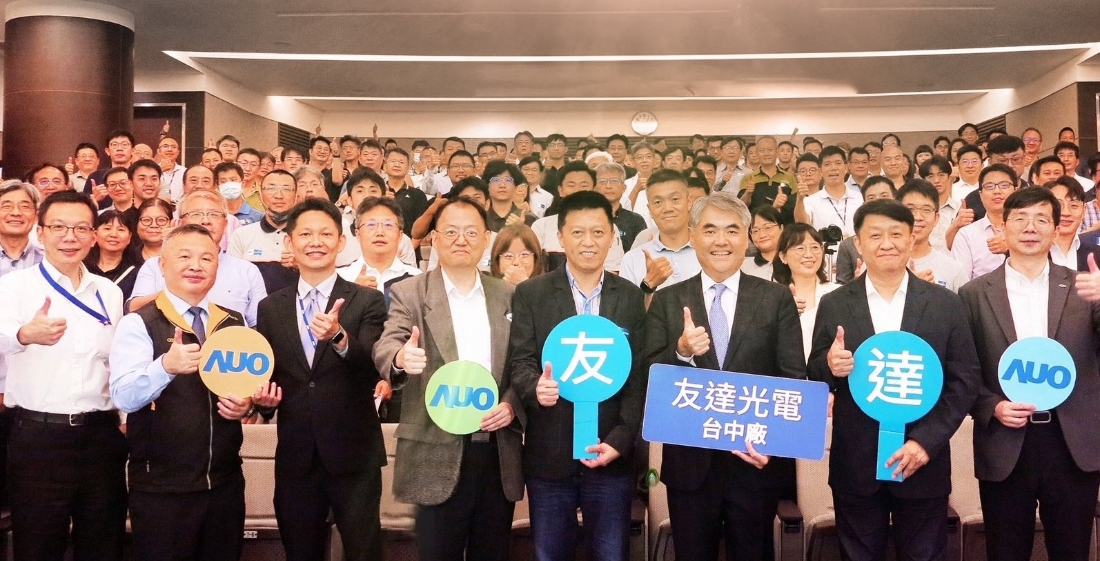 友達以太陽能解決方案領航者，跨足建築領域，4日在台中廠區舉辦「光電建築一體化研討會」，邀請產業先驅共同推動綠化，打造新一代智慧綠建築。