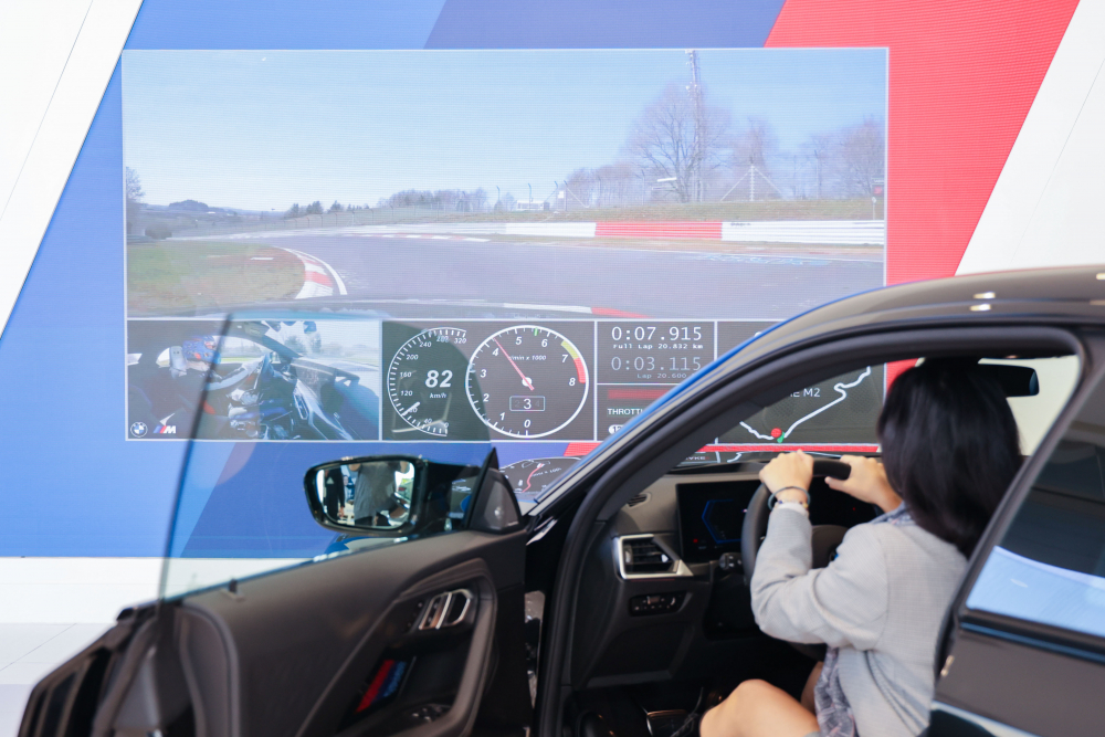 顧客按下虛擬Engine Start按鈕，啟動預選車款的引擎聲浪，螢幕同時呈現德國紐柏林賽道的試駕畫面，坐進車內一秒化身駕駛員馳騁奔騰