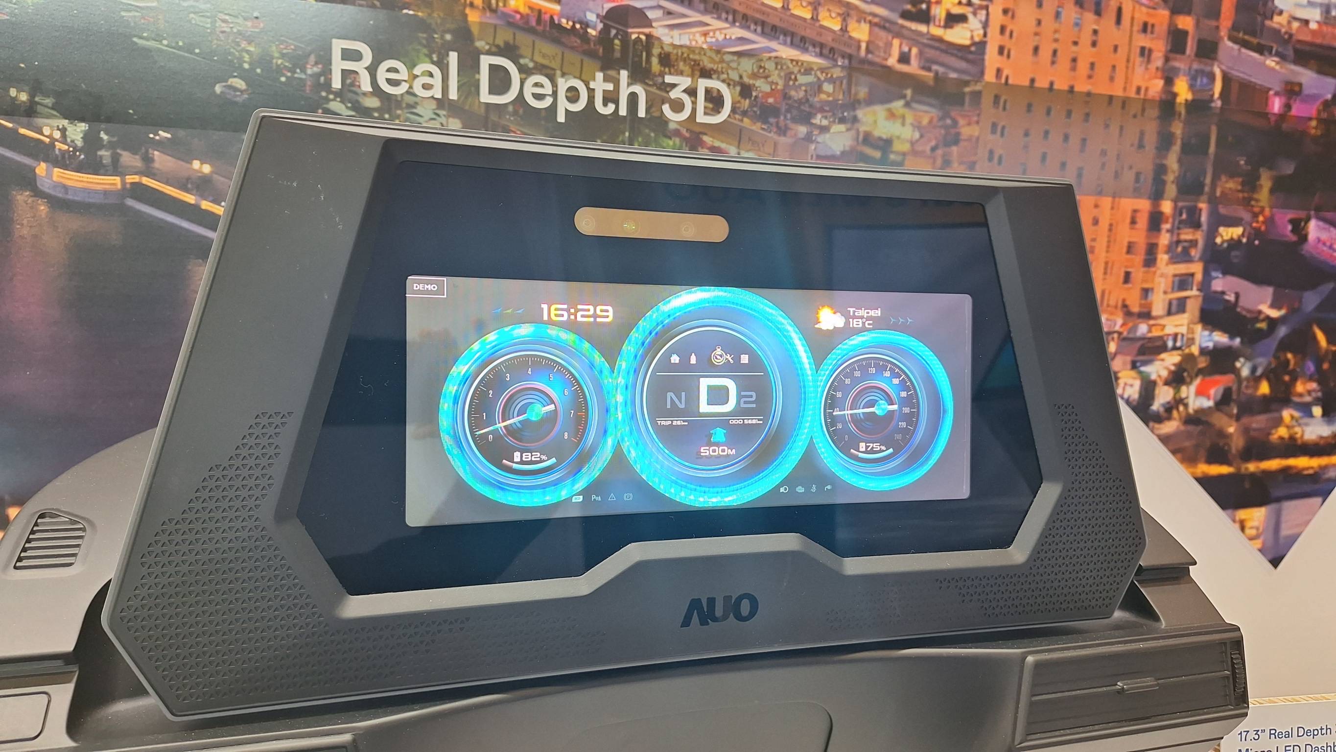 开云电竞的「裸眼3D Micro LED仪表板」将Micro LED与LCD技术整合成17.3吋显示器，打造令人惊艳的3D效果，同时具备DMS辨识系统，可侦测驾驶行为并进行安全预警。