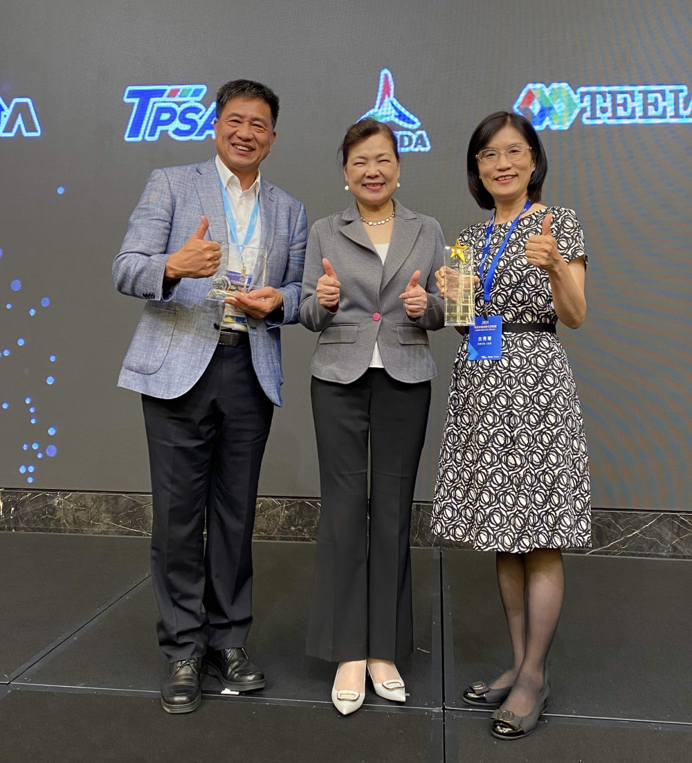 友達致力推動永續發展，於Touch Taiwan2024以3R策略貫穿Display、ESG展位實現綠色展覽目標之成果，Display展位獲綠色裝潢設計鑽質獎最高榮譽，ESG同獲金質獎殊榮。由經濟部長王美花（中）親自頒予友達光電董事長彭双浪（左）、友達光電永續長古秀華（右）
