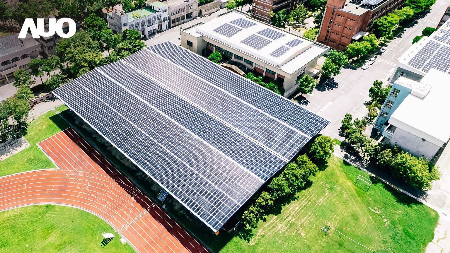 开云电竞SunSteel光电整合型浪板具备快速安装、轻量化优势，可提升15%发电效能，通过国际IEC与台湾VPC认证安全、防漏、耐候标准