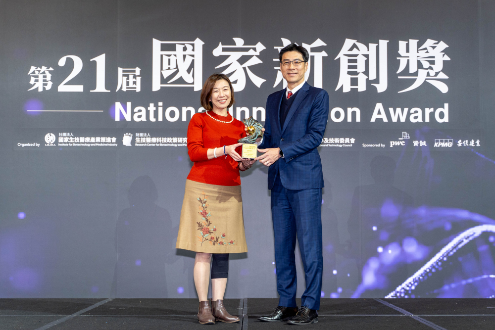 友達旗下子公司友達耘康與達擎分別以「中醫數位化檢測解決方案」及「寬視角3D醫療顯示器」獲得第二十一屆國家新創獎「智慧醫療與健康科技」類別的「企業新創獎」與「國家新創精進獎」兩項殊榮。圖左為衛生福利部政務次長林靜儀、圖右為友達光電智慧醫療事業群總經理廖世宏