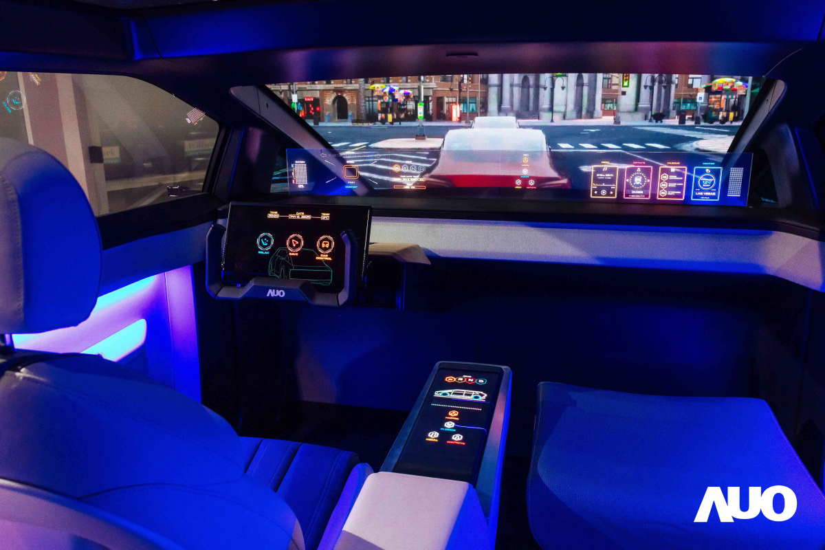 友達新一代智慧座艙Smart Cockpit 2025的Micro LED創新顯示應用中，47.5吋無界透明顯示介面與14.3吋多變形態中控顯示，兩項產品獲得2025智慧顯示應用大賞的智慧移動獎，提供全新的人機互動體驗