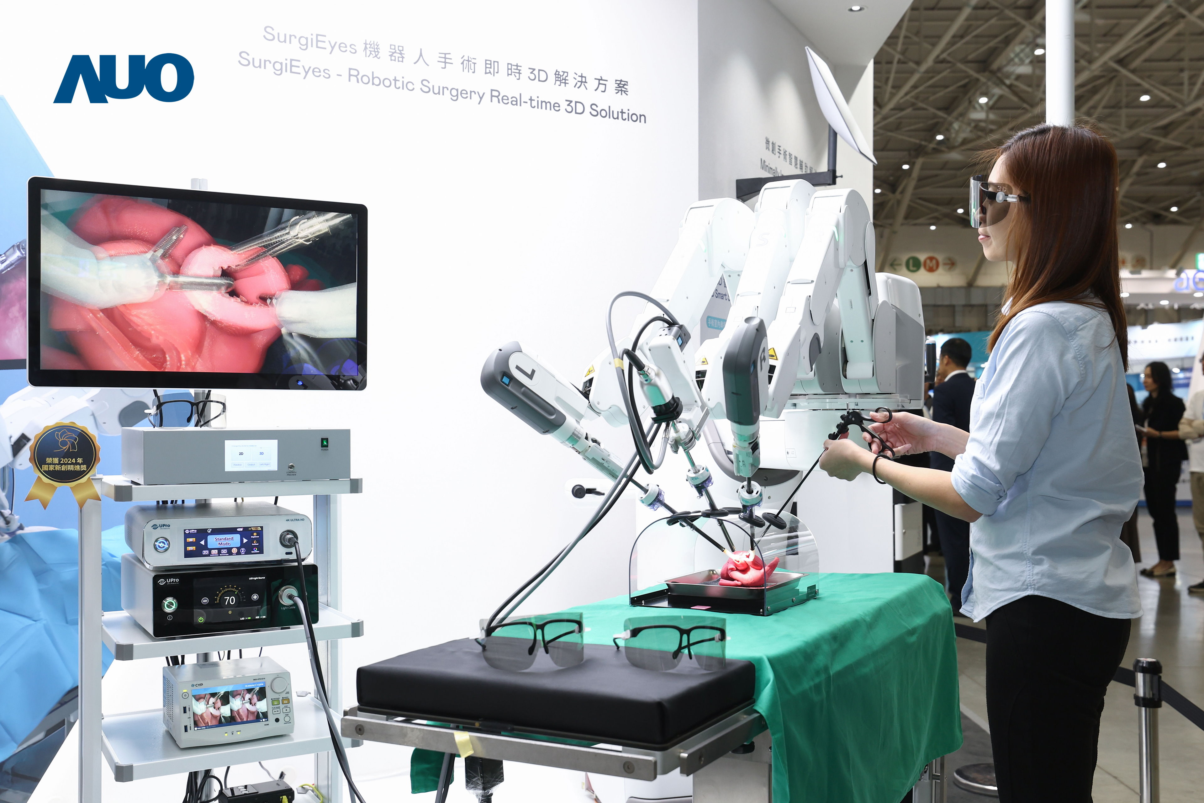 达擎以领先的3D显示技术推出〝SurgiEyes机器人手术实时3D解决方案〞，整合先进3D图像处理与独家3D垂直宽视角、广色域的显示技术，手术团队可实时同步主刀医师视角看到清晰3D影像，提升沟通效率与安全性。