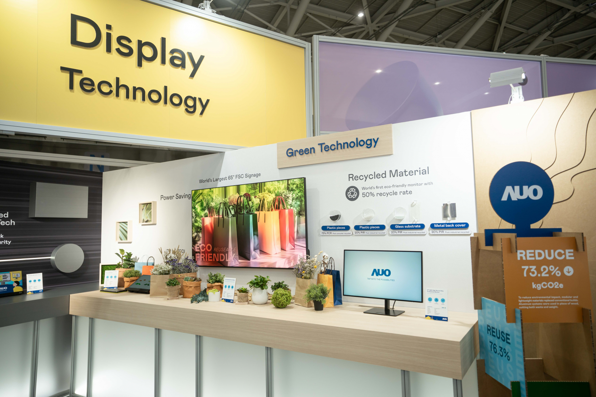 友達Touch Taiwan 2025雙展位再度獲etouch 綠色裝潢設計獎肯定；智慧顯示展位以鋁製模組系統取代傳統木作施作，並在相關裝潢物與設計使用可回收、可重複使用的材料，體現低碳與循環精神。