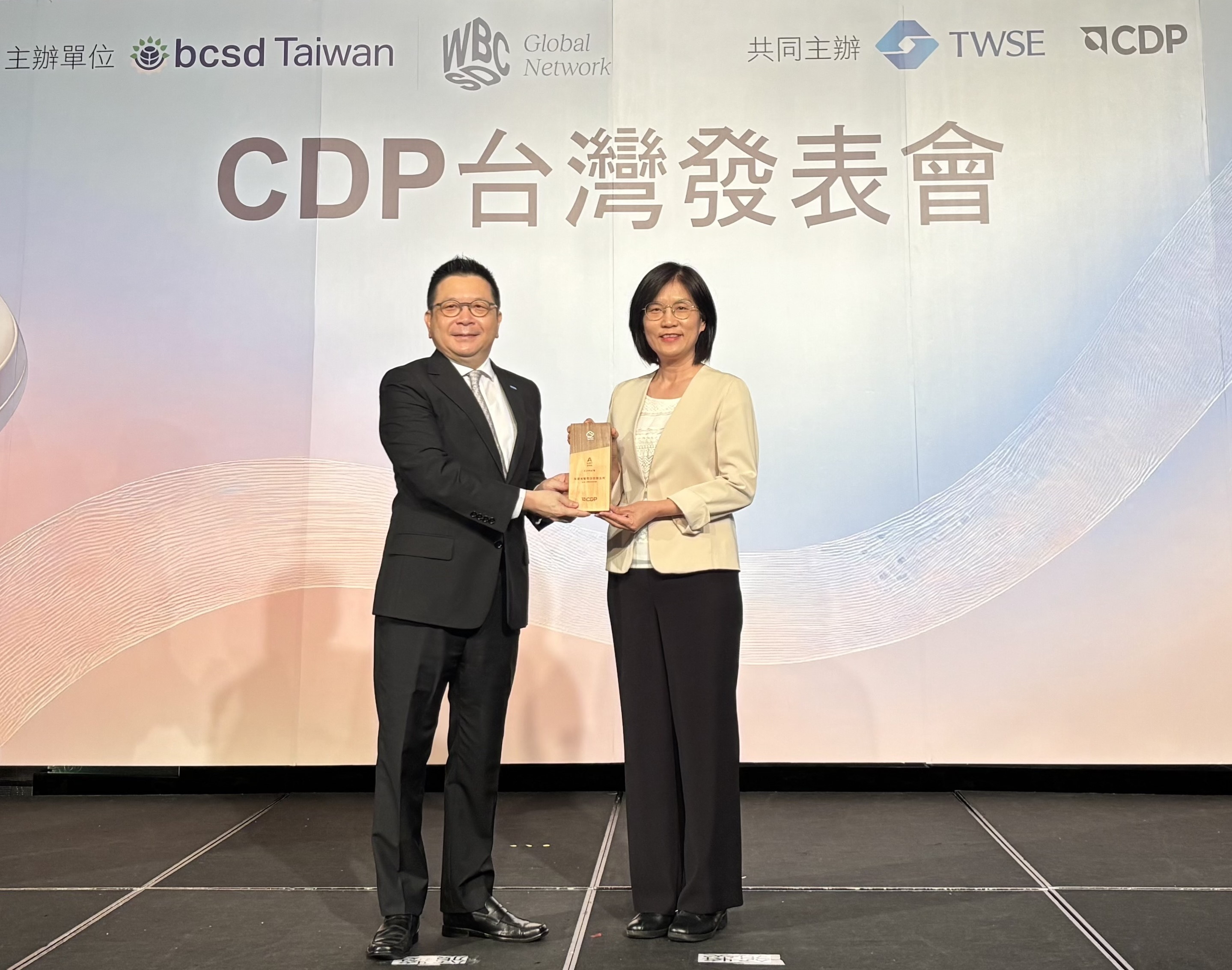 友達永續成果再獲國際評比肯定，獲頒CDP氣候與水資源雙項領導力評級。今由臺灣證券交易所董事長林修銘（左）頒獎，友達光電永續長古秀華（右）代表受獎