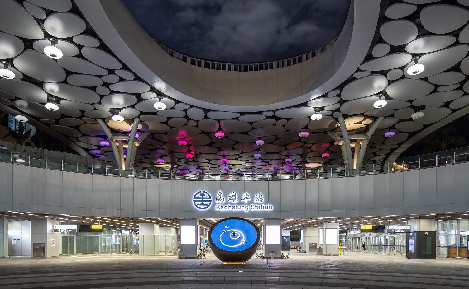 創利空間參與《高雄車站共感空間》公共藝術計畫，擔任視覺科技整合夥伴。於「看時間」天文鐘作品中提供技術指導，整合圓形LED鐘面與鐘體結構，在時間、天象星盤與空間氛圍間生動展演