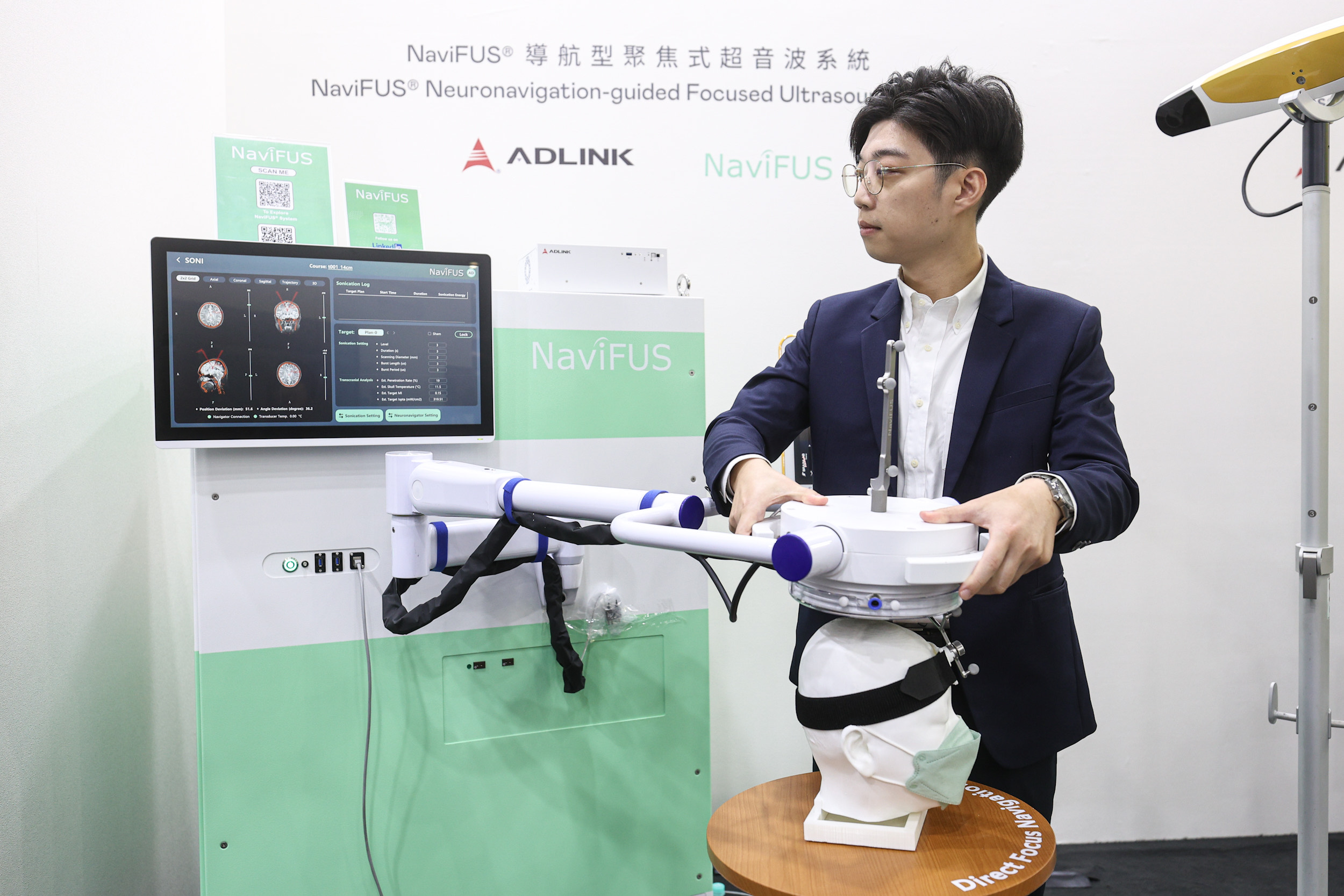 达擎携手凌华科技与浩宇生医合作的〝NaviFUS&reg; 导航型聚焦式超音波系统〞，以凌华医疗级边缘运算平台为核心，结合光学导航与穿颅超音波技术，非侵入性将能量精准聚焦脑内病灶，可暂时开启血脑屏障，提升药物递送与治疗效果。