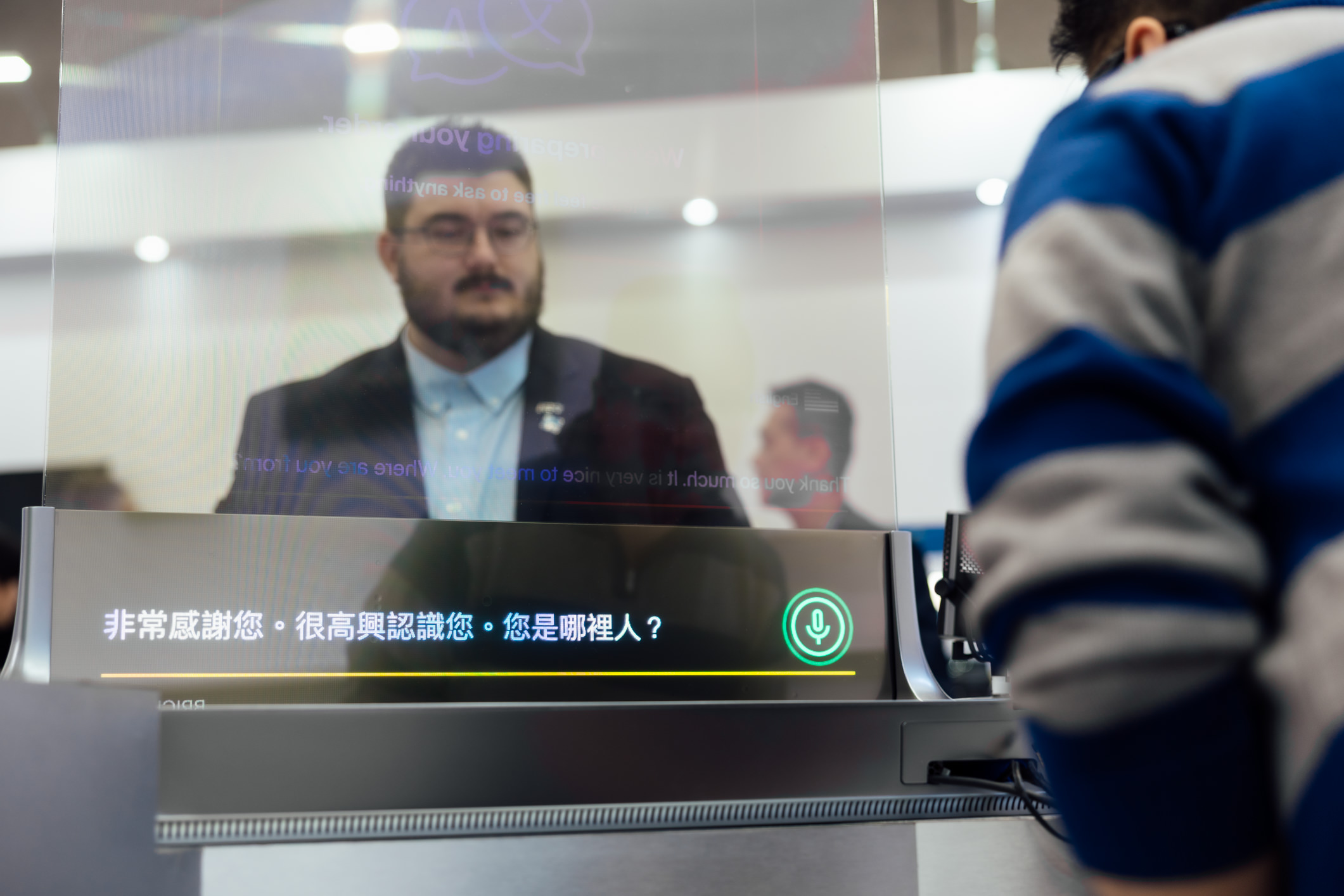 达擎42吋多语系AI互动翻译系统，可支持实时多国语言翻译，协助消费者与服务人员沟通无障碍，并保留自然眼神与表情互动，提升国际性零售场域的服务质量。
