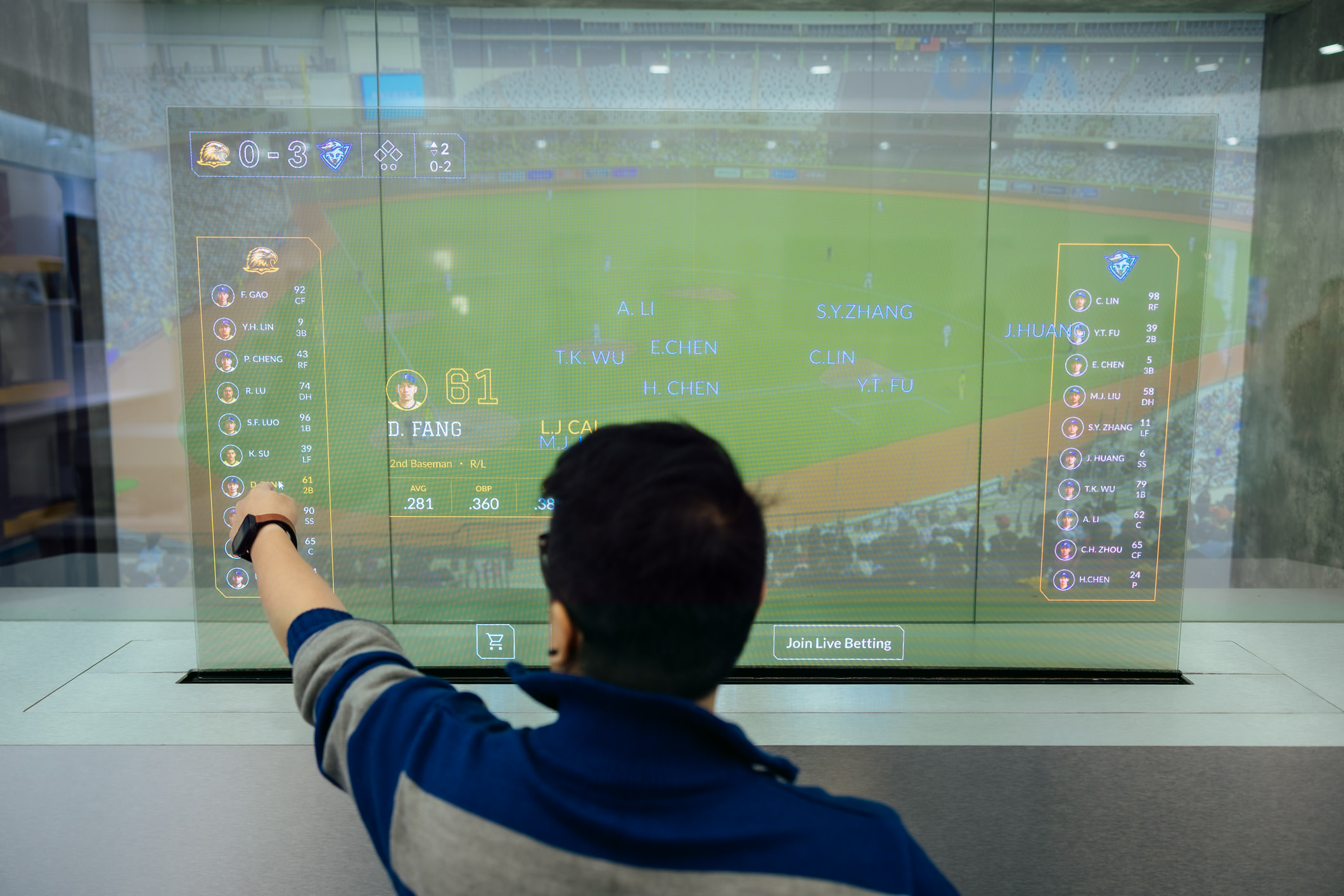 达擎64吋Sports AR Solution Sports AR解决方案结合实时运动赛事数据与互动内容，观众可透过Micro LED显示器的透明特性，在观看实体赛事的同时，同步于显示屏幕上取得与实体球员及赛事对应的相关信息，获得专属的沉浸式体验，提升现场参与感。