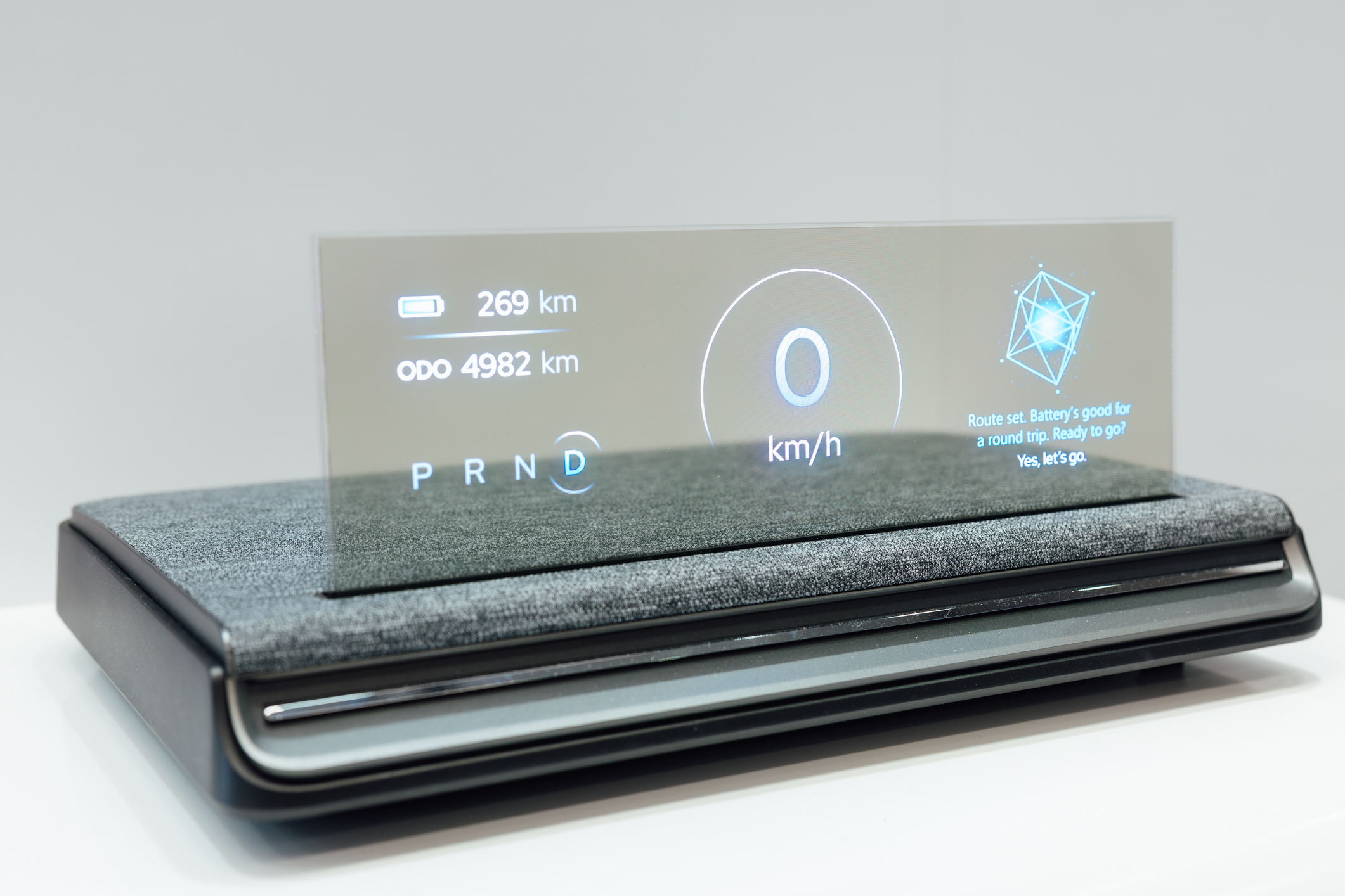 全球首款Aero Module透明Micro LED显示器模块外观轻盈通透，可与数字内容完美融合，提供动态显示、先进控制、个人化沉浸感受。